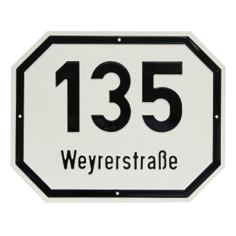Hausnummerntafel mit abgeschrägten Ecken geprägt