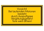 Vorsicht! Bei laufenden Motoren besteht durch Auspuffgase ...